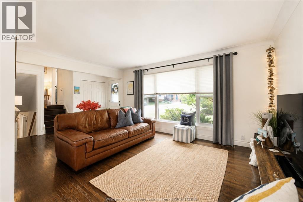 3939 Longfellow, Windsor, ON - Indoor Photo Showing Living Room