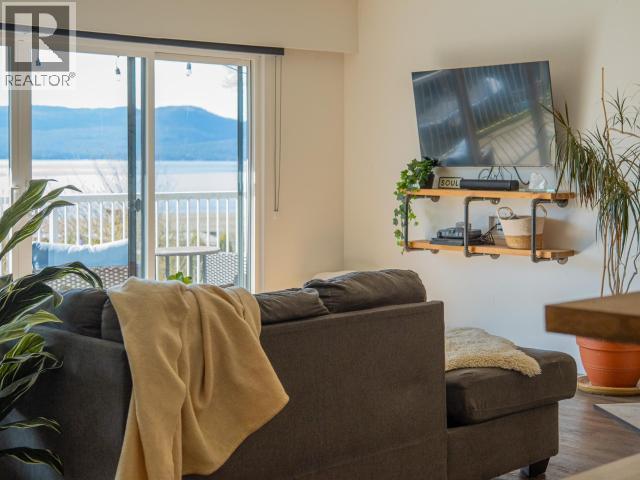2277 Phillips Road, Powell River, BC - Indoor Photo Showing Living Room