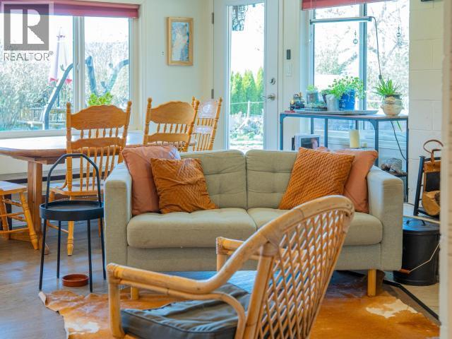 2277 Phillips Road, Powell River, BC - Indoor Photo Showing Living Room