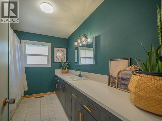 2277 Phillips Road, Powell River, BC - Indoor Photo Showing Bathroom