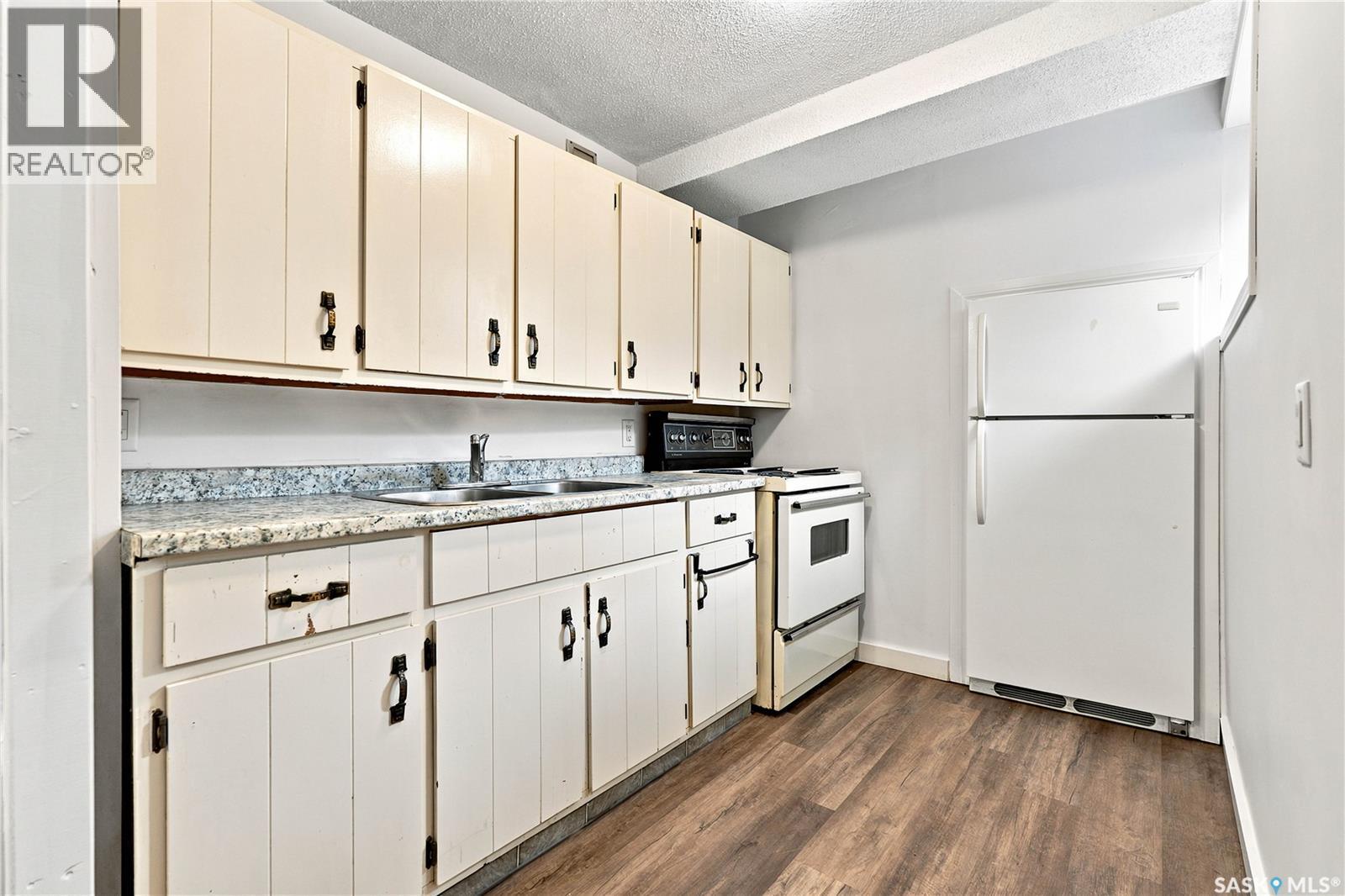 209 T Avenue N, Saskatoon, SK - Indoor Photo Showing Kitchen