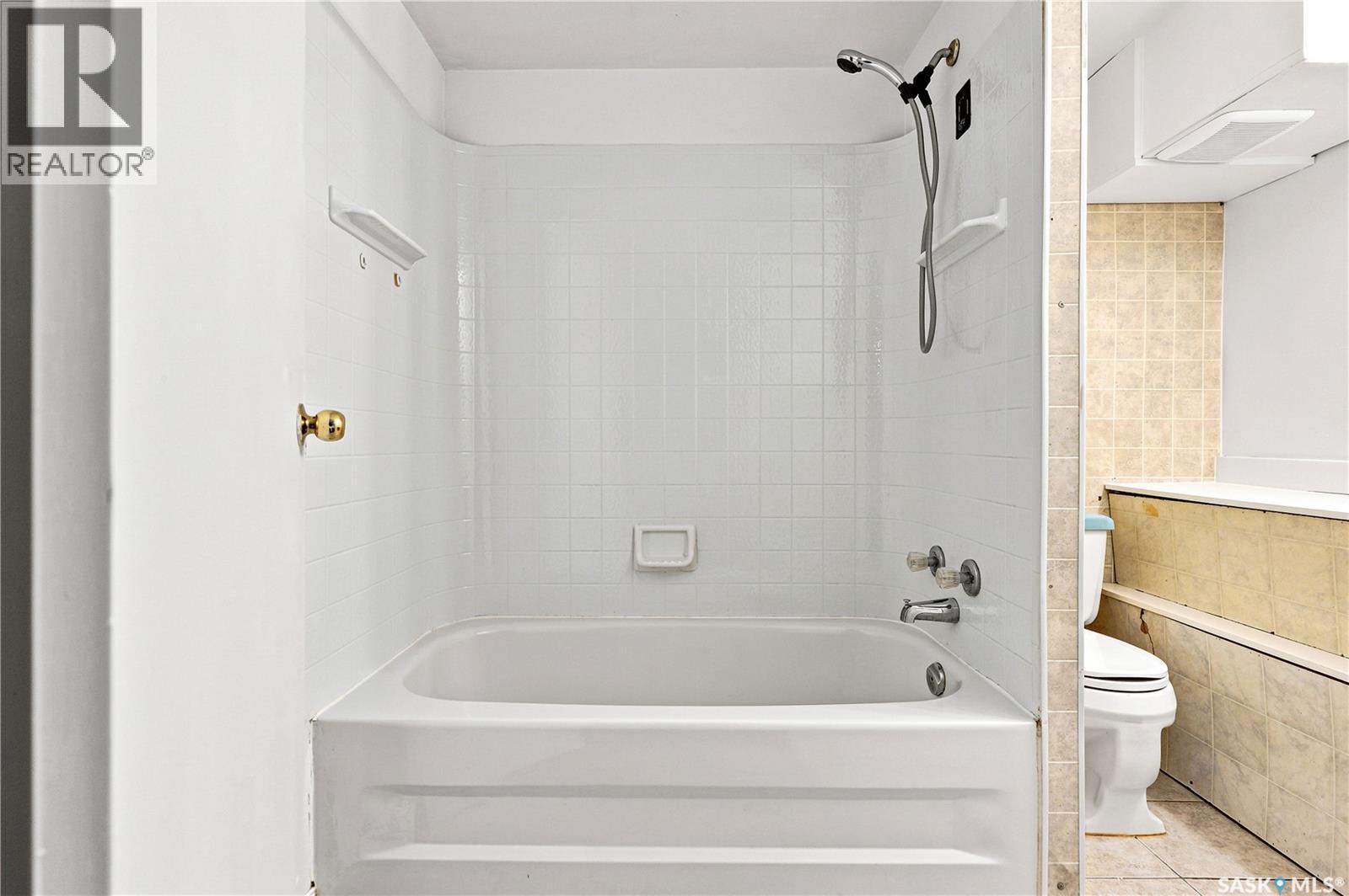 209 T Avenue N, Saskatoon, SK - Indoor Photo Showing Bathroom