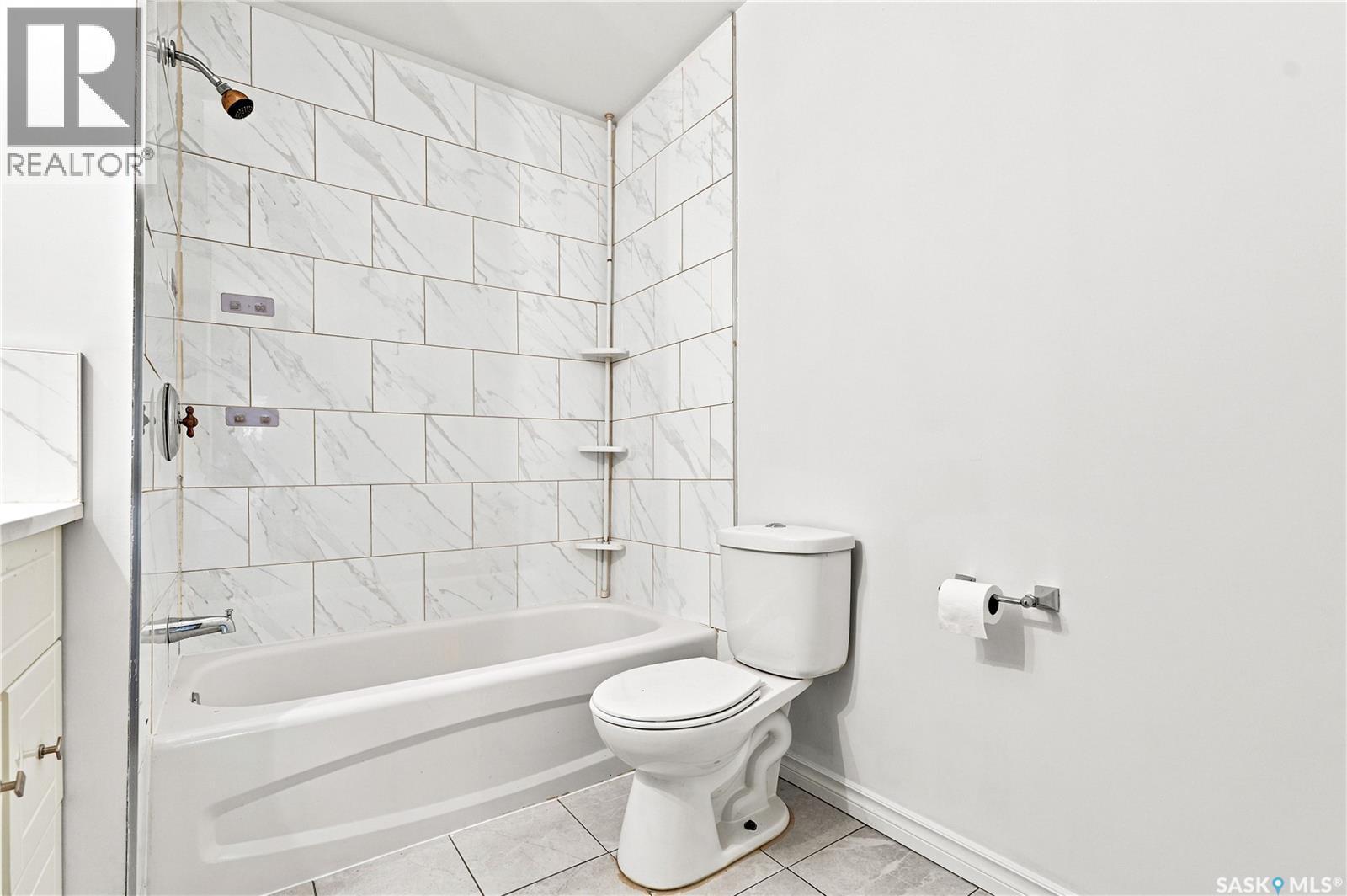 209 T Avenue N, Saskatoon, SK - Indoor Photo Showing Bathroom