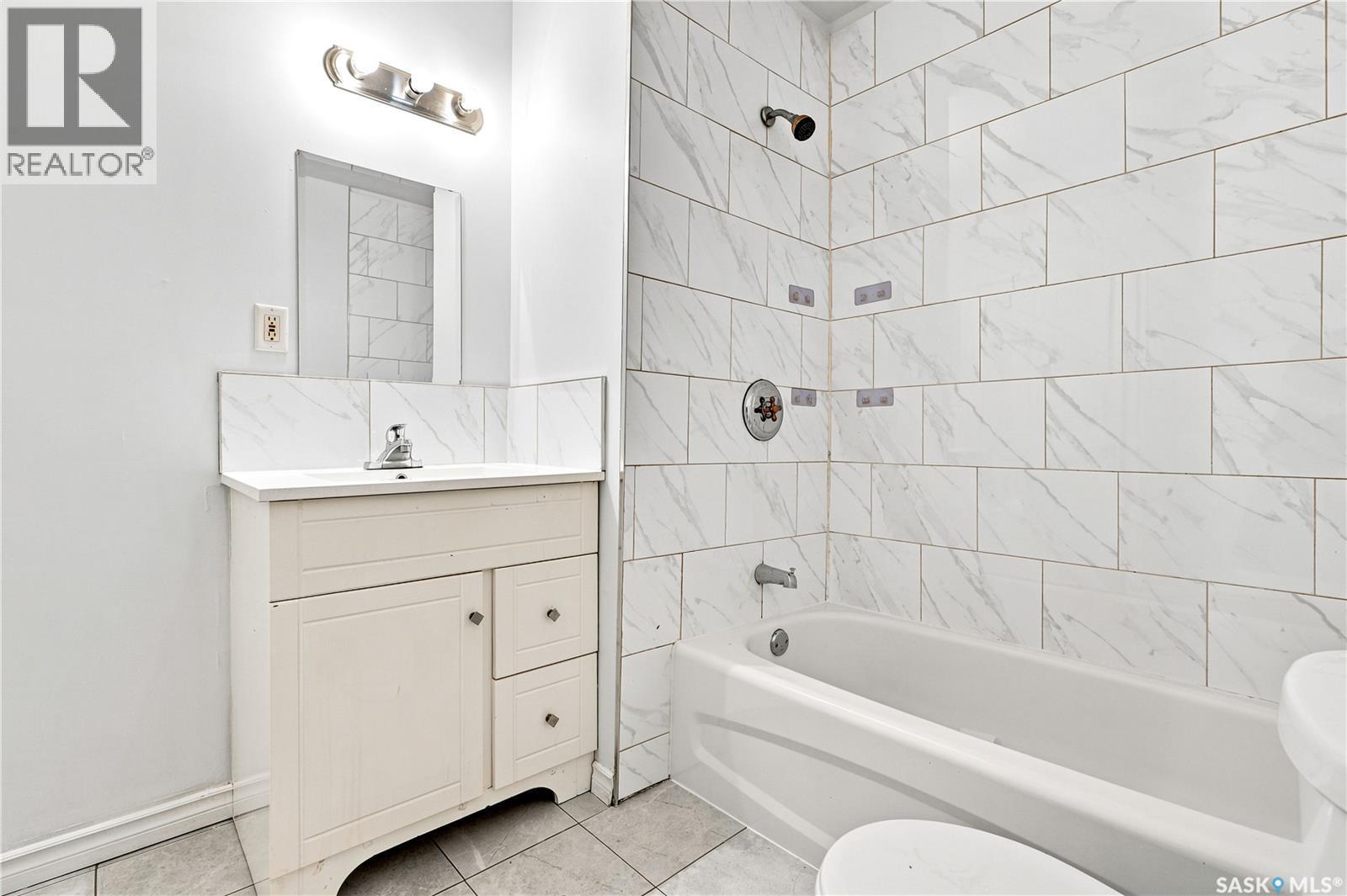 209 T Avenue N, Saskatoon, SK - Indoor Photo Showing Bathroom