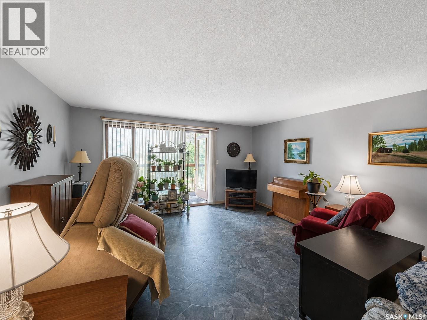304 255 7Th Street E, Prince Albert, SK - Indoor Photo Showing Living Room