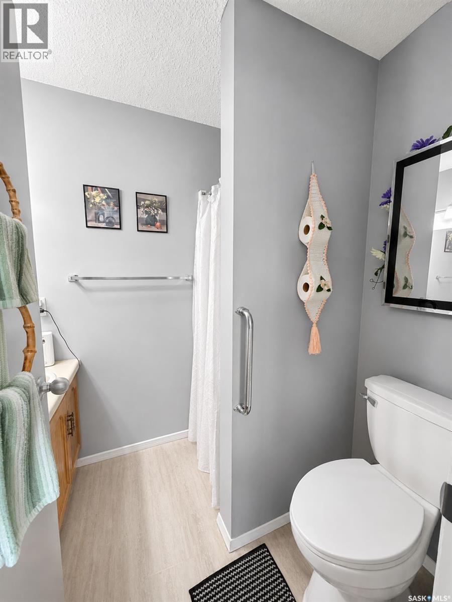 304 255 7Th Street E, Prince Albert, SK - Indoor Photo Showing Bathroom