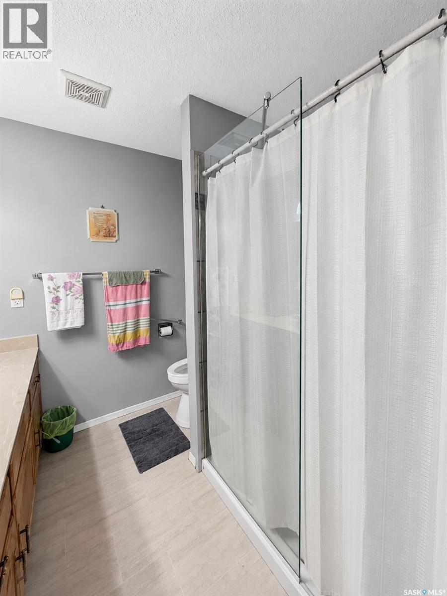 304 255 7Th Street E, Prince Albert, SK - Indoor Photo Showing Bathroom