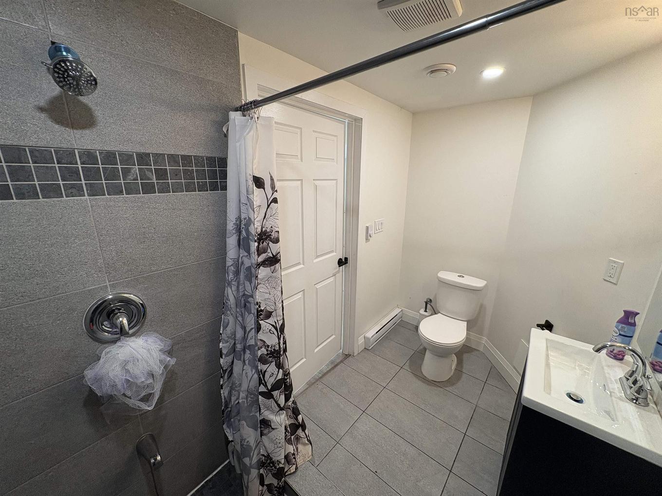 89 St. Phillips Street, Bridgewater, NS - Indoor Photo Showing Bathroom