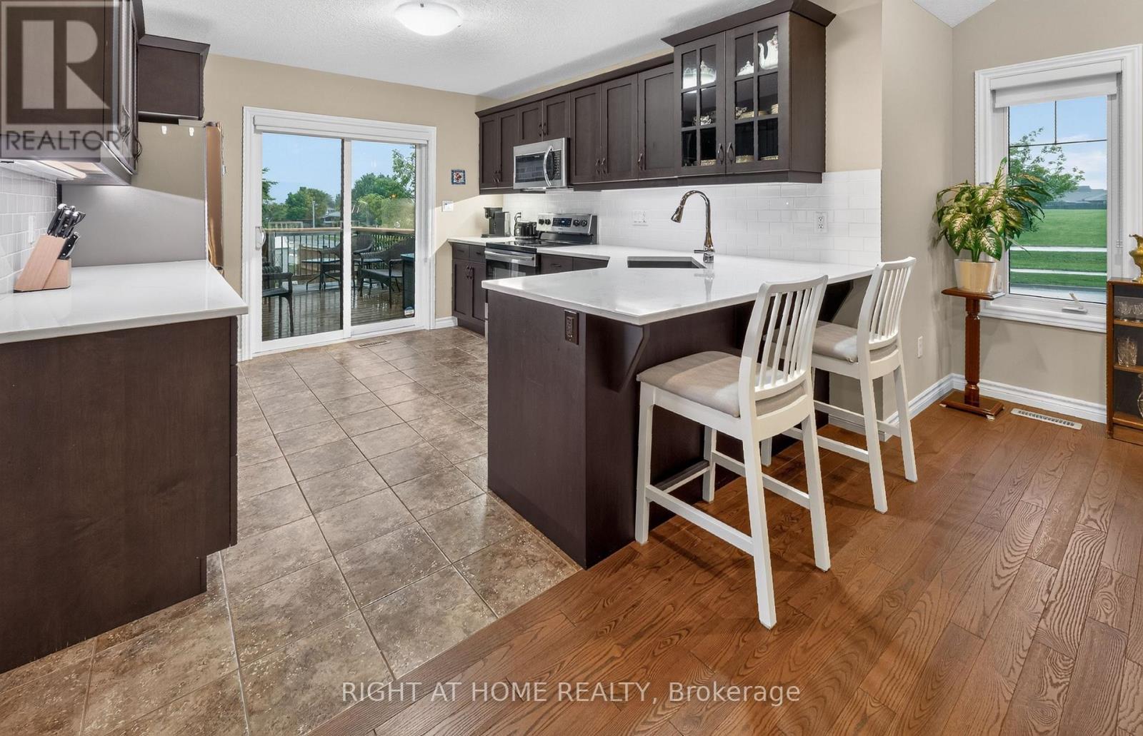 2 Noble Lane, St. Thomas, ON - Indoor Photo Showing Kitchen With Upgraded Kitchen