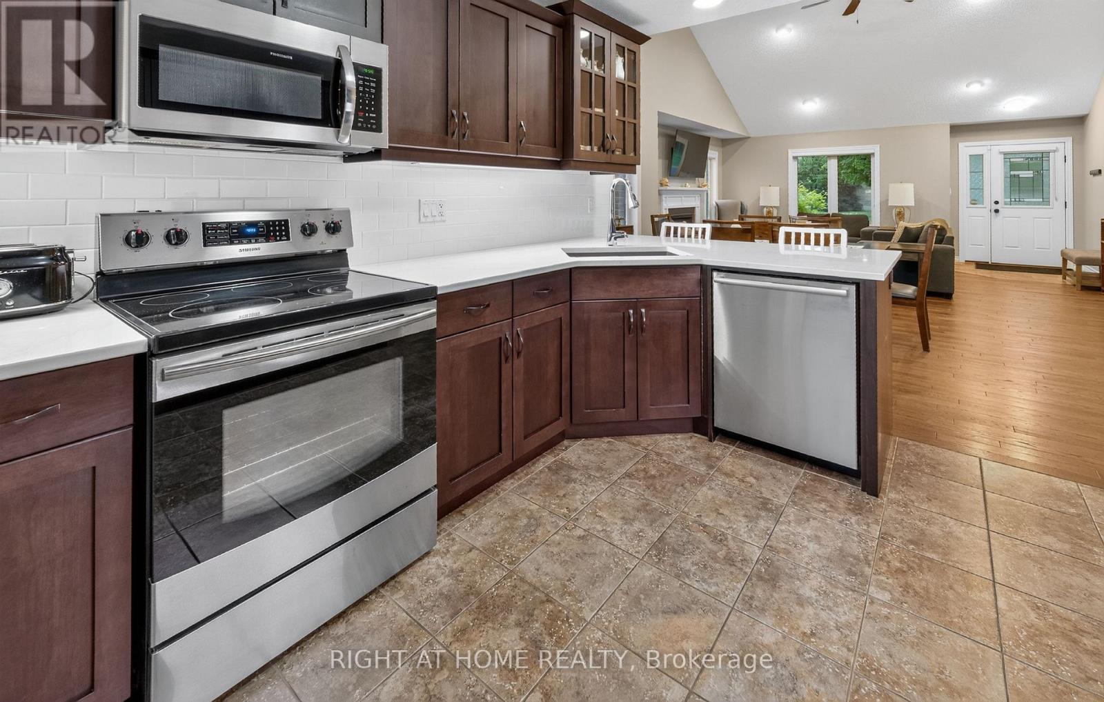 2 Noble Lane, St. Thomas, ON - Indoor Photo Showing Kitchen