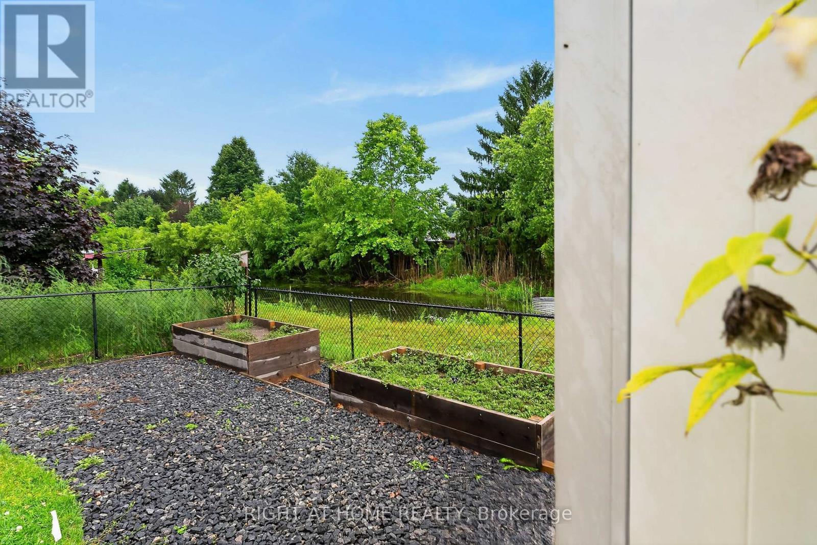2 Noble Lane, St. Thomas, ON - Outdoor