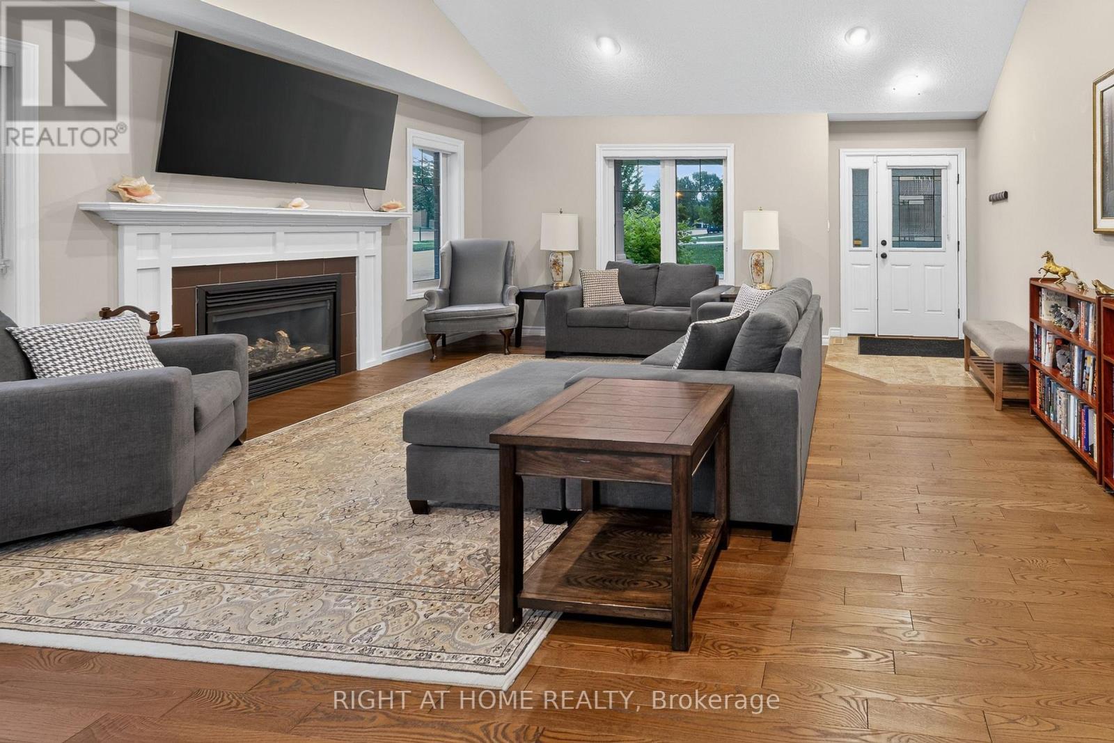 2 Noble Lane, St. Thomas, ON - Indoor Photo Showing Living Room With Fireplace