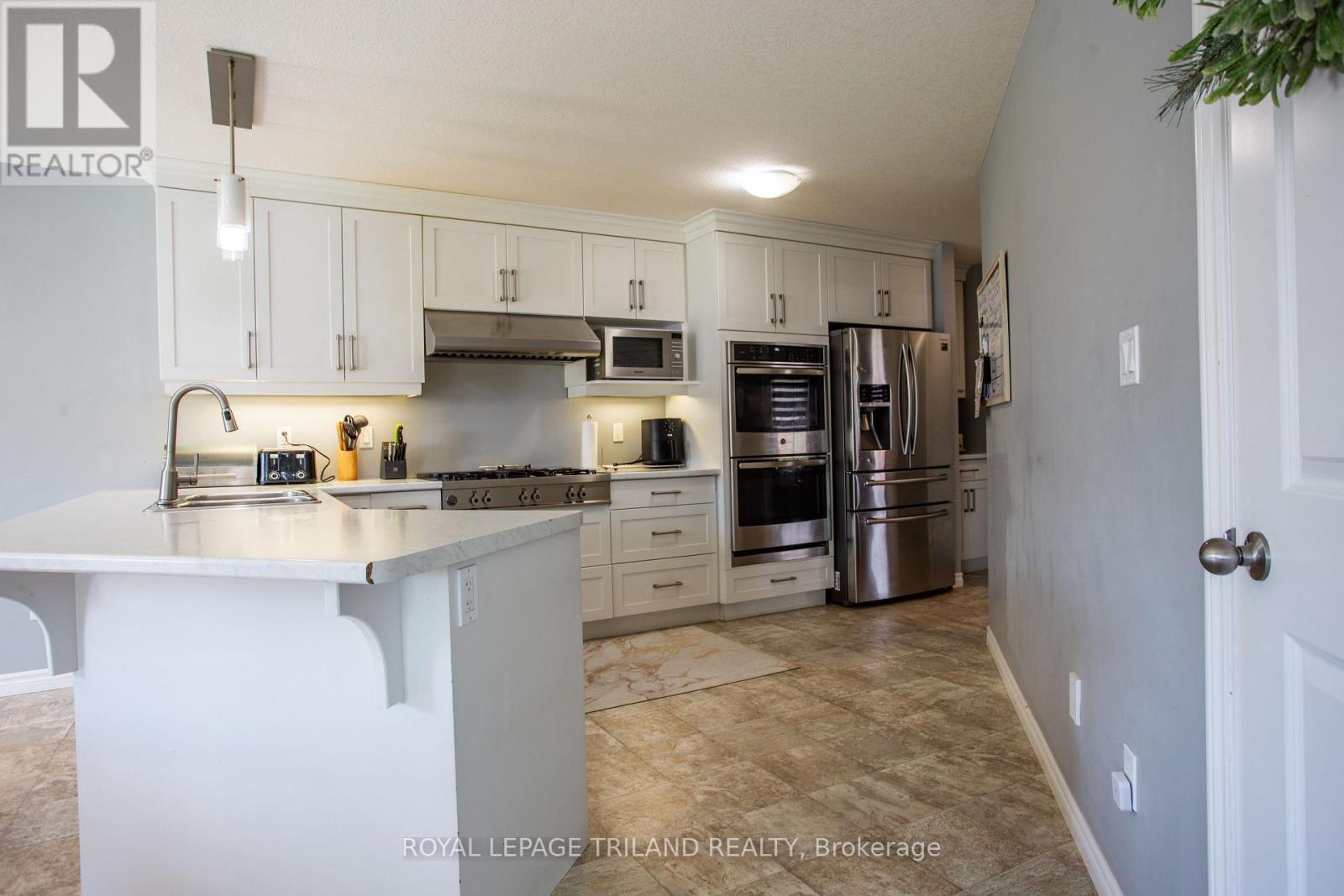 1 Acorn Trail, St. Thomas, ON - Indoor Photo Showing Kitchen With Upgraded Kitchen