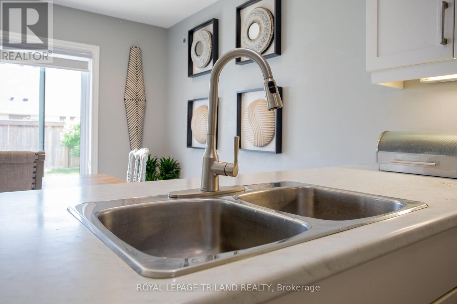 1 Acorn Trail, St. Thomas, ON - Indoor Photo Showing Kitchen With Double Sink