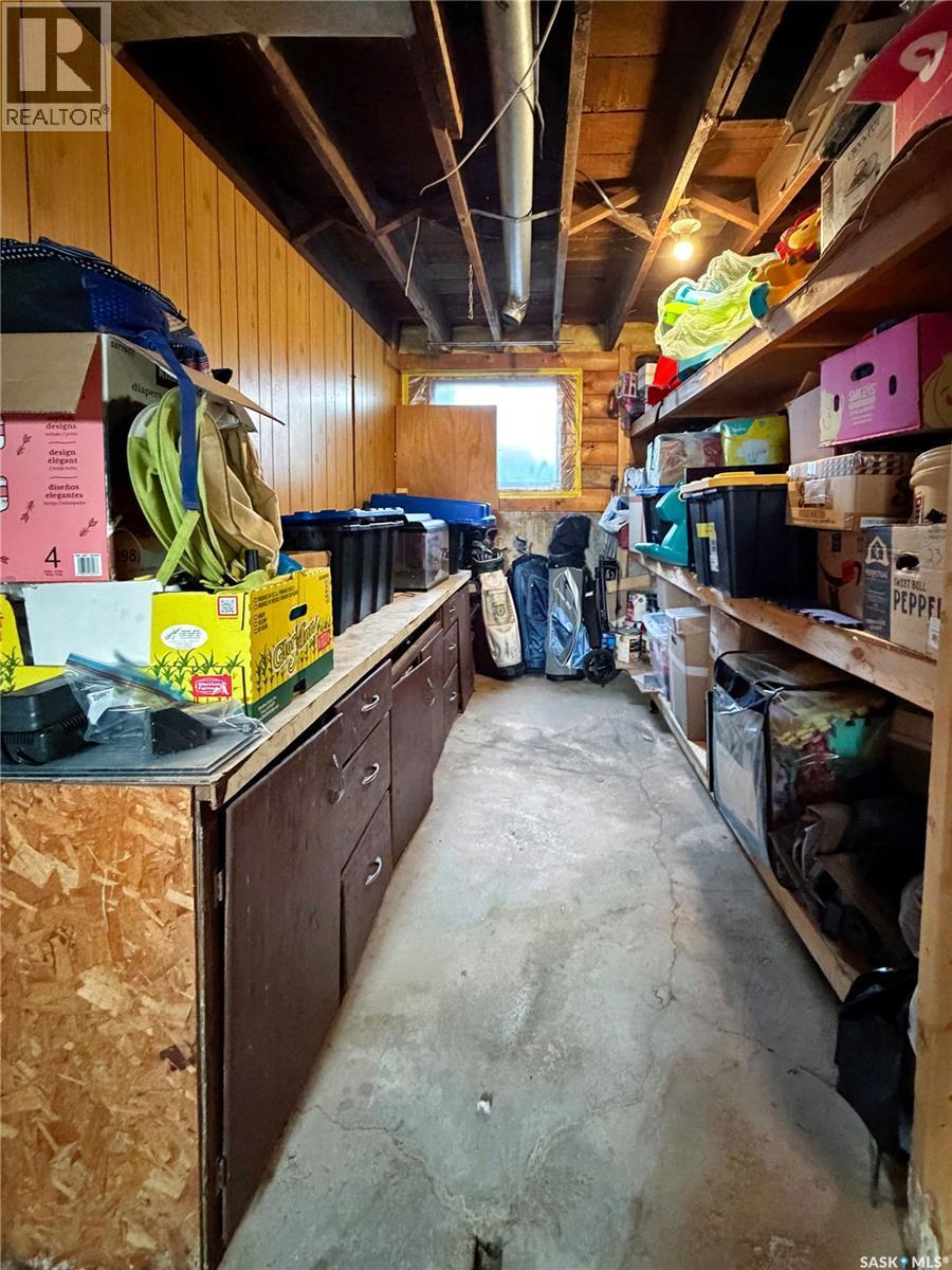 701 3Rd Avenue, Spy Hill, SK - Indoor Photo Showing Garage