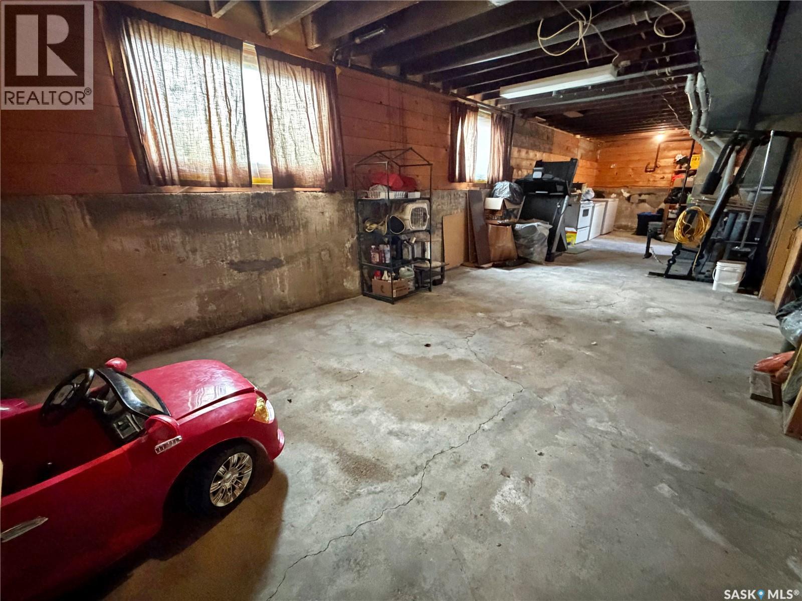 701 3Rd Avenue, Spy Hill, SK - Indoor Photo Showing Garage