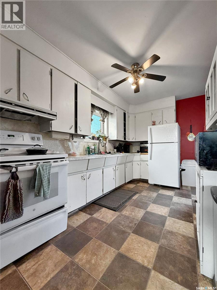 701 3Rd Avenue, Spy Hill, SK - Indoor Photo Showing Kitchen With Double Sink