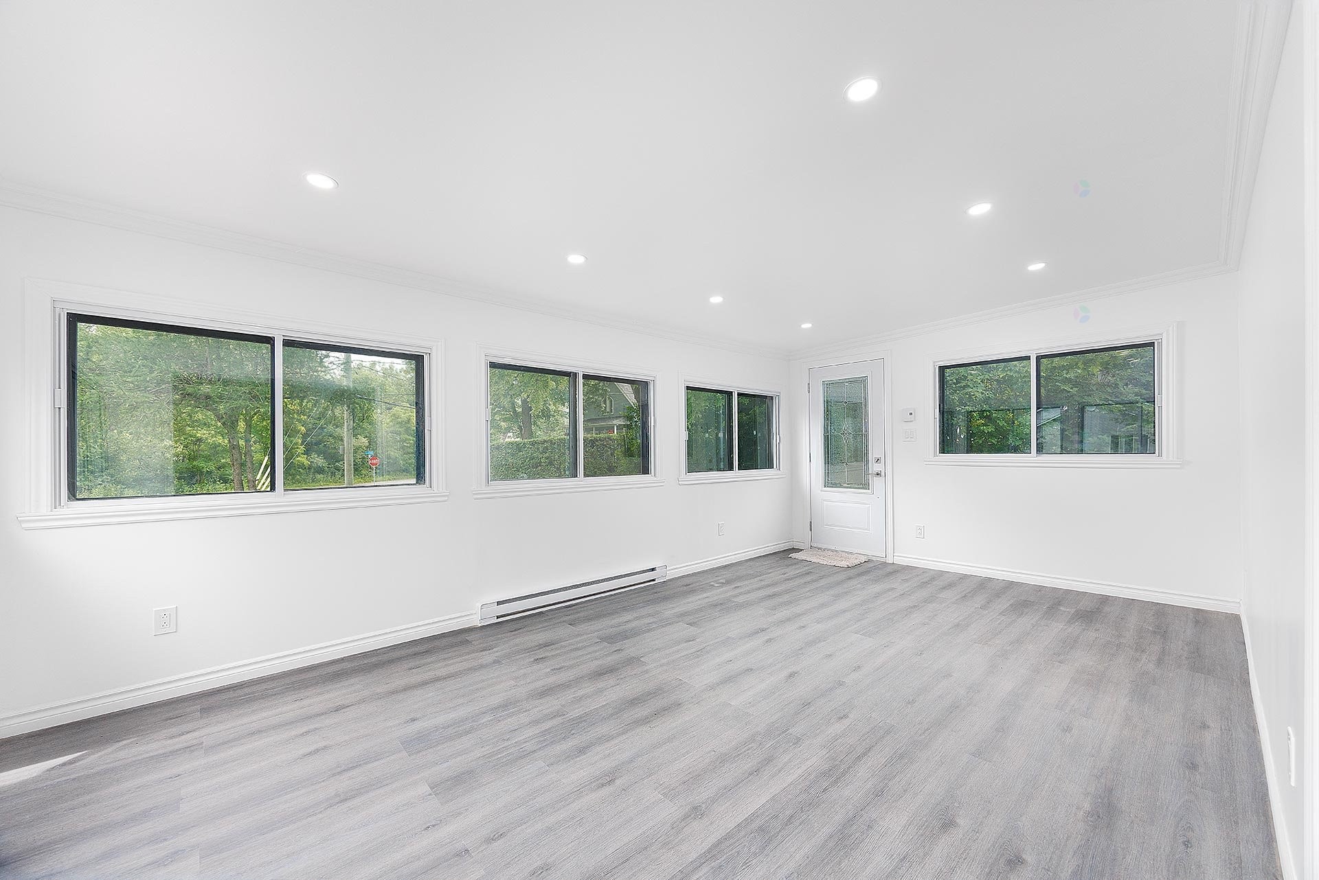 Living Room - 2 Rue Mareuil, Laval (Auteuil), QC - Indoor