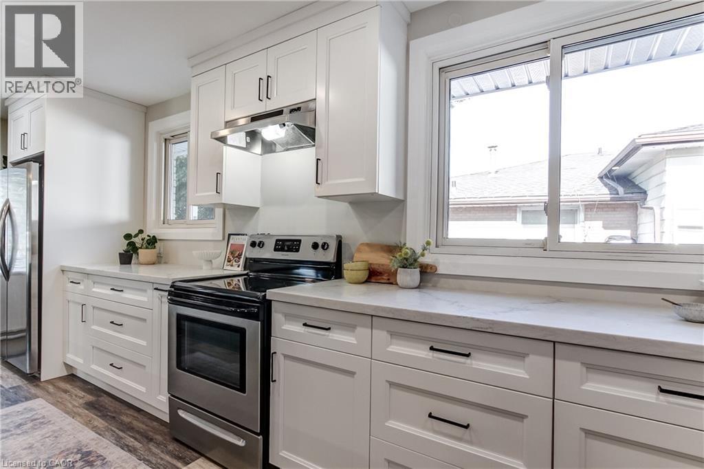 323 Cranbrook Drive, Hamilton, ON - Indoor Photo Showing Kitchen