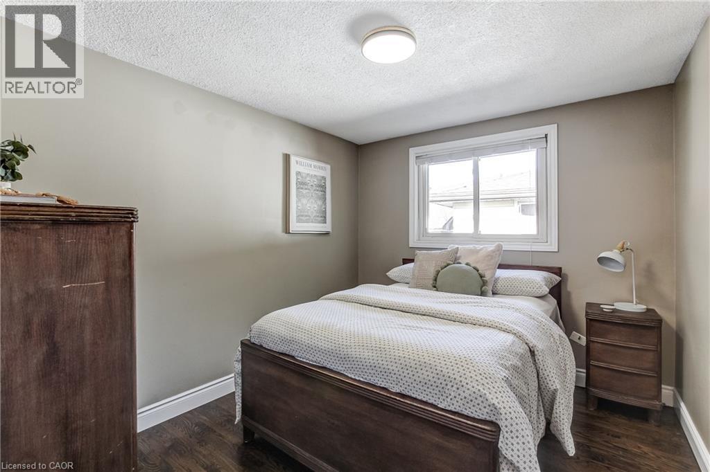 323 Cranbrook Drive, Hamilton, ON - Indoor Photo Showing Bedroom