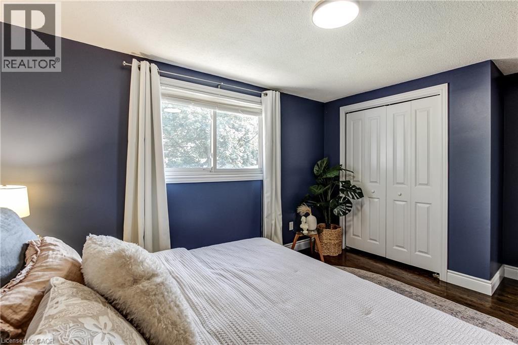 323 Cranbrook Drive, Hamilton, ON - Indoor Photo Showing Bedroom