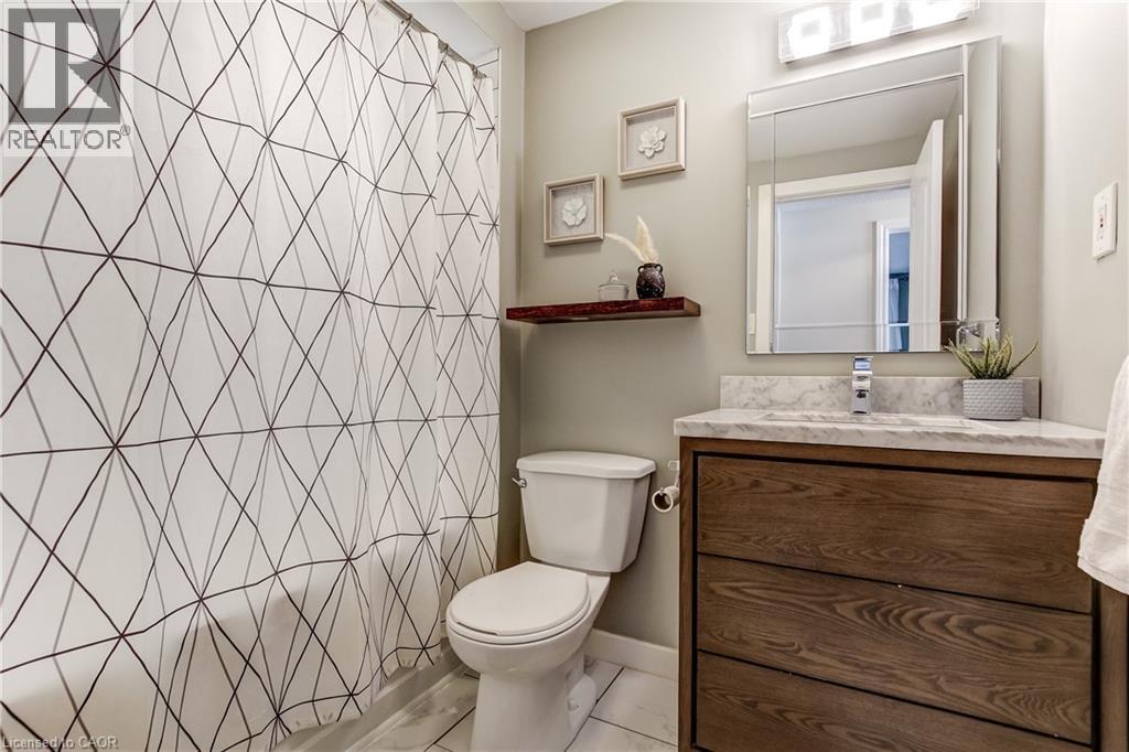 323 Cranbrook Drive, Hamilton, ON - Indoor Photo Showing Bathroom