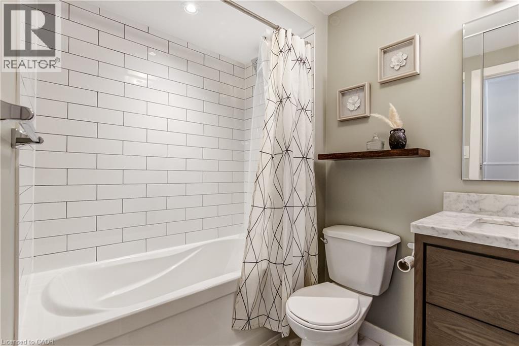 323 Cranbrook Drive, Hamilton, ON - Indoor Photo Showing Bathroom