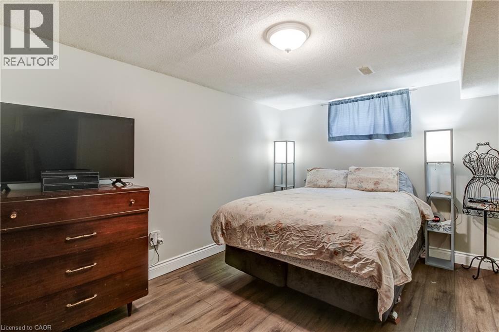 323 Cranbrook Drive, Hamilton, ON - Indoor Photo Showing Bedroom