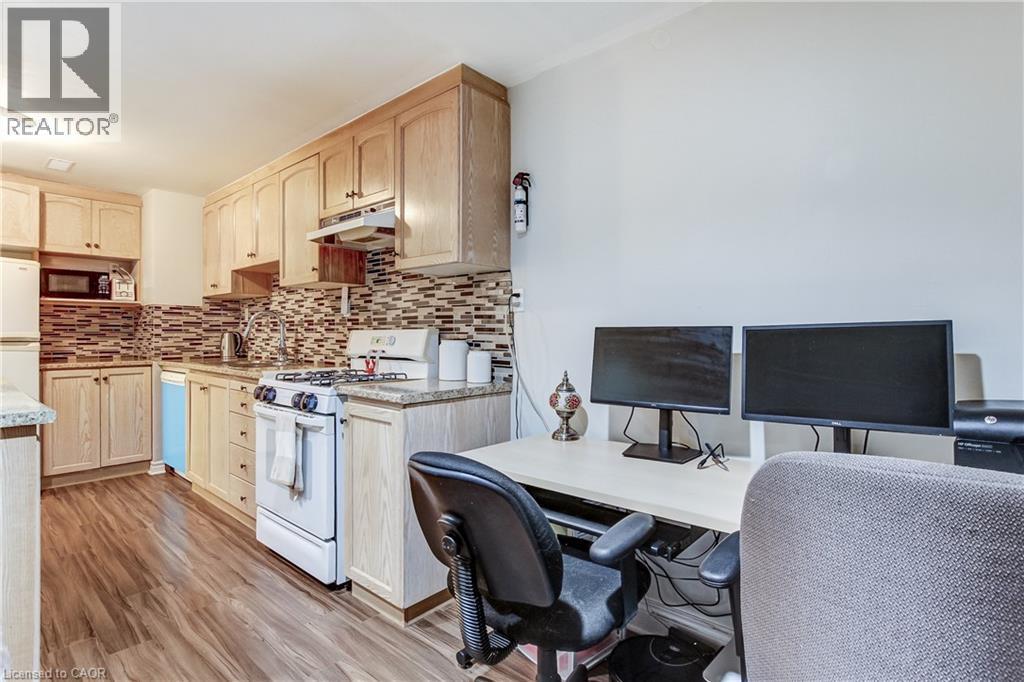 323 Cranbrook Drive, Hamilton, ON - Indoor Photo Showing Kitchen