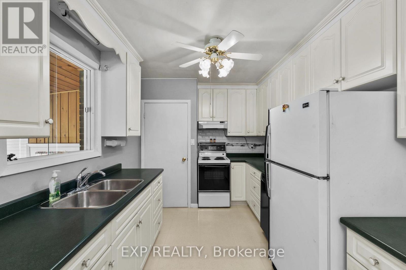 8800 Champlain Drive, Niagara Falls (Chippawa), ON - Indoor Photo Showing Kitchen With Double Sink