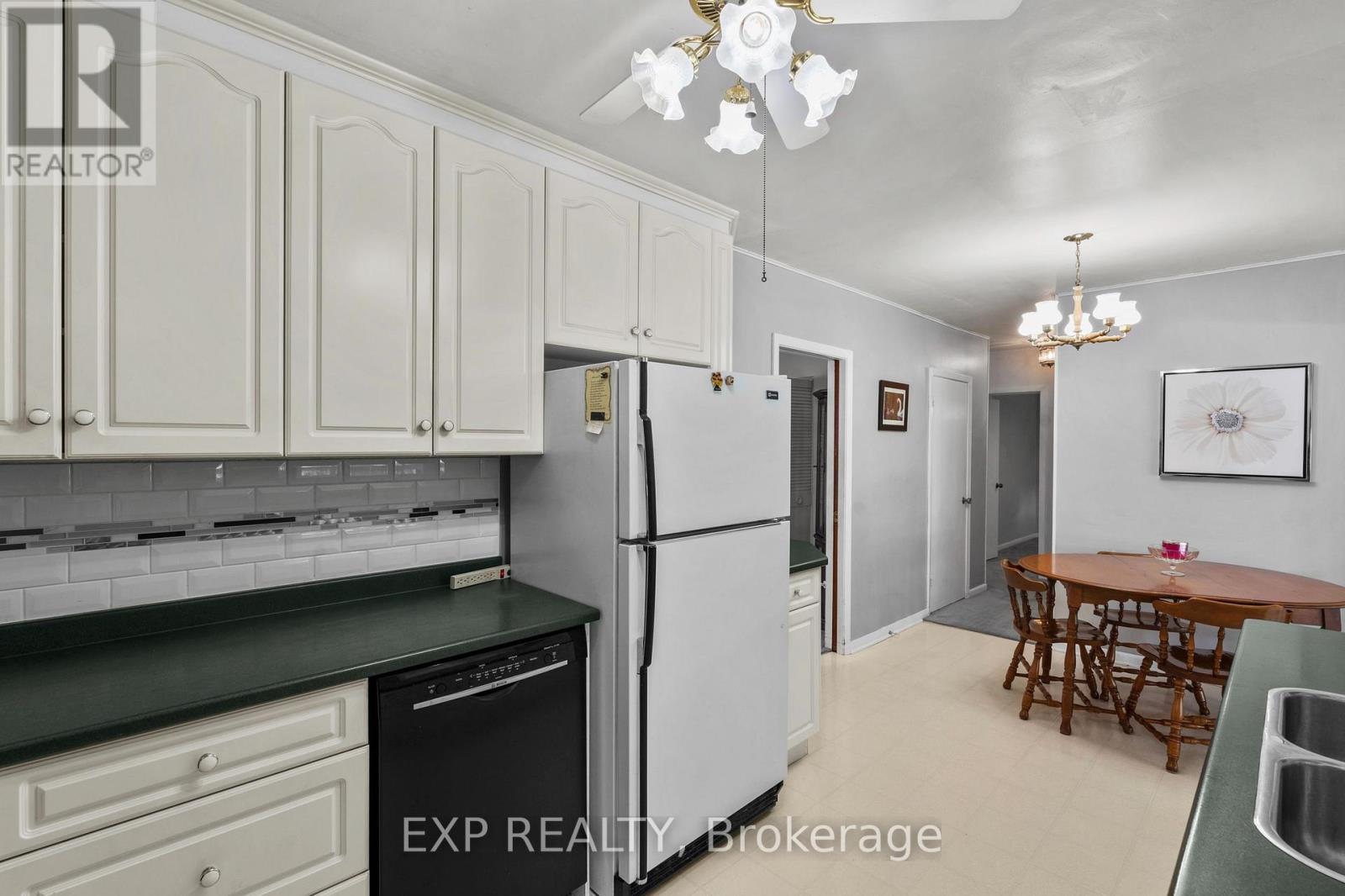 8800 Champlain Drive, Niagara Falls (Chippawa), ON - Indoor Photo Showing Kitchen