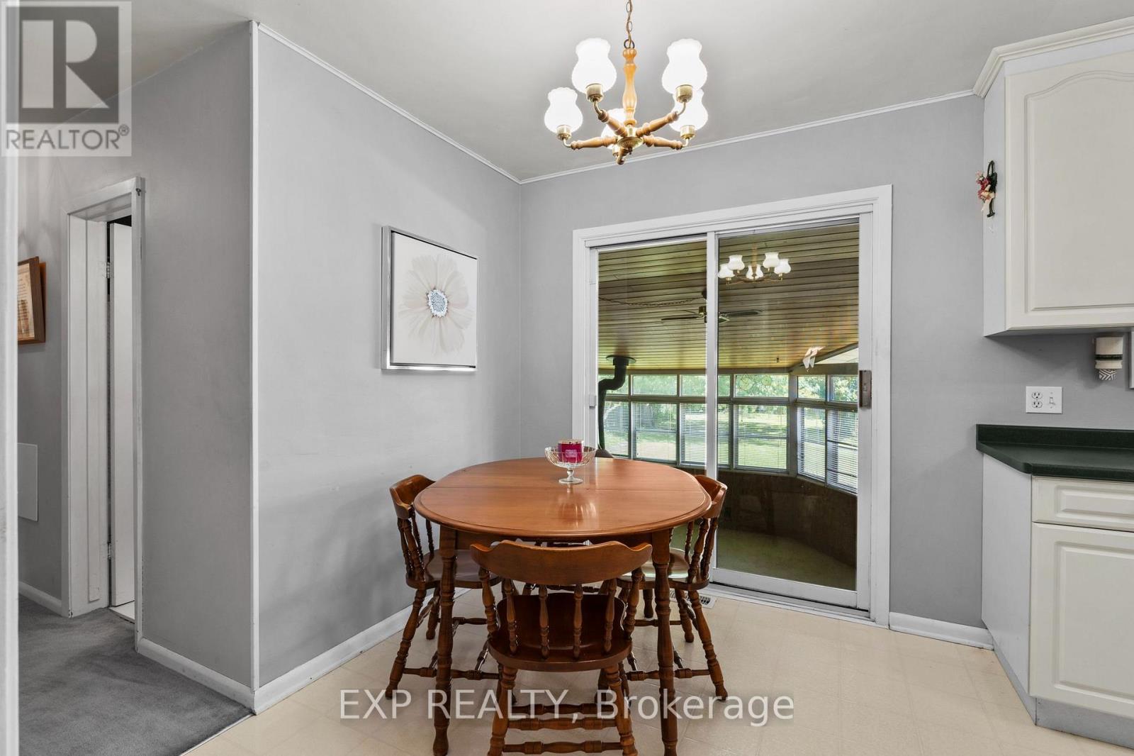 8800 Champlain Drive, Niagara Falls (Chippawa), ON - Indoor Photo Showing Dining Room