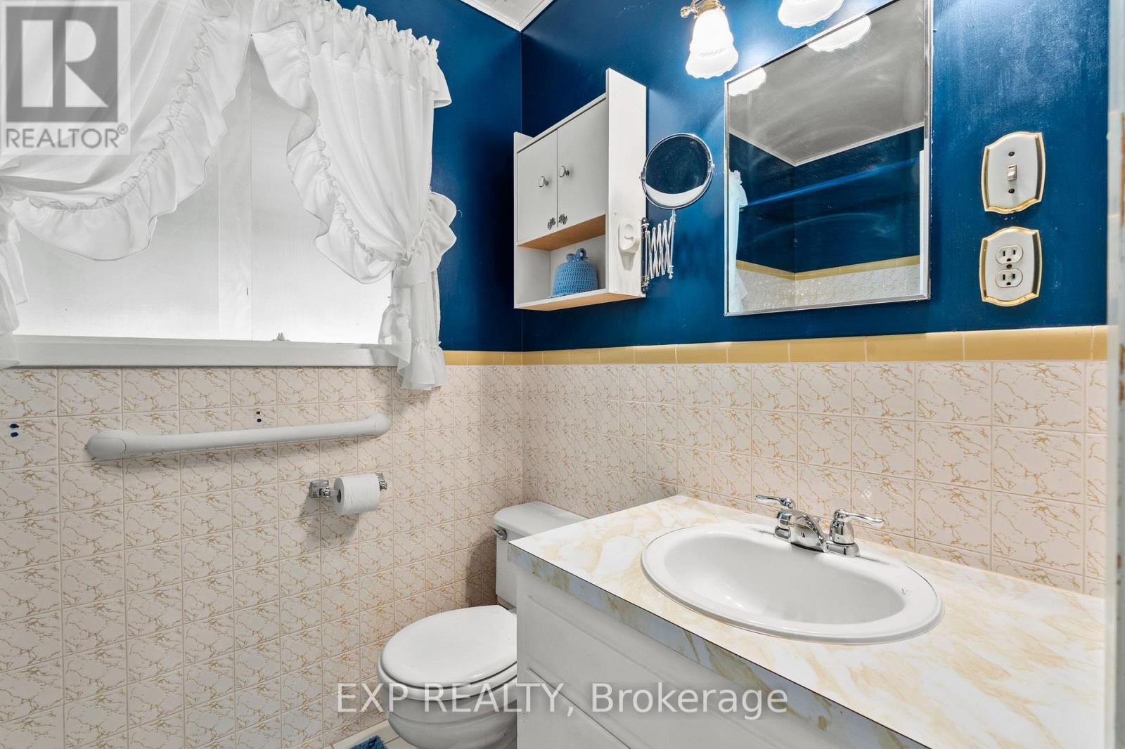 8800 Champlain Drive, Niagara Falls (Chippawa), ON - Indoor Photo Showing Bathroom