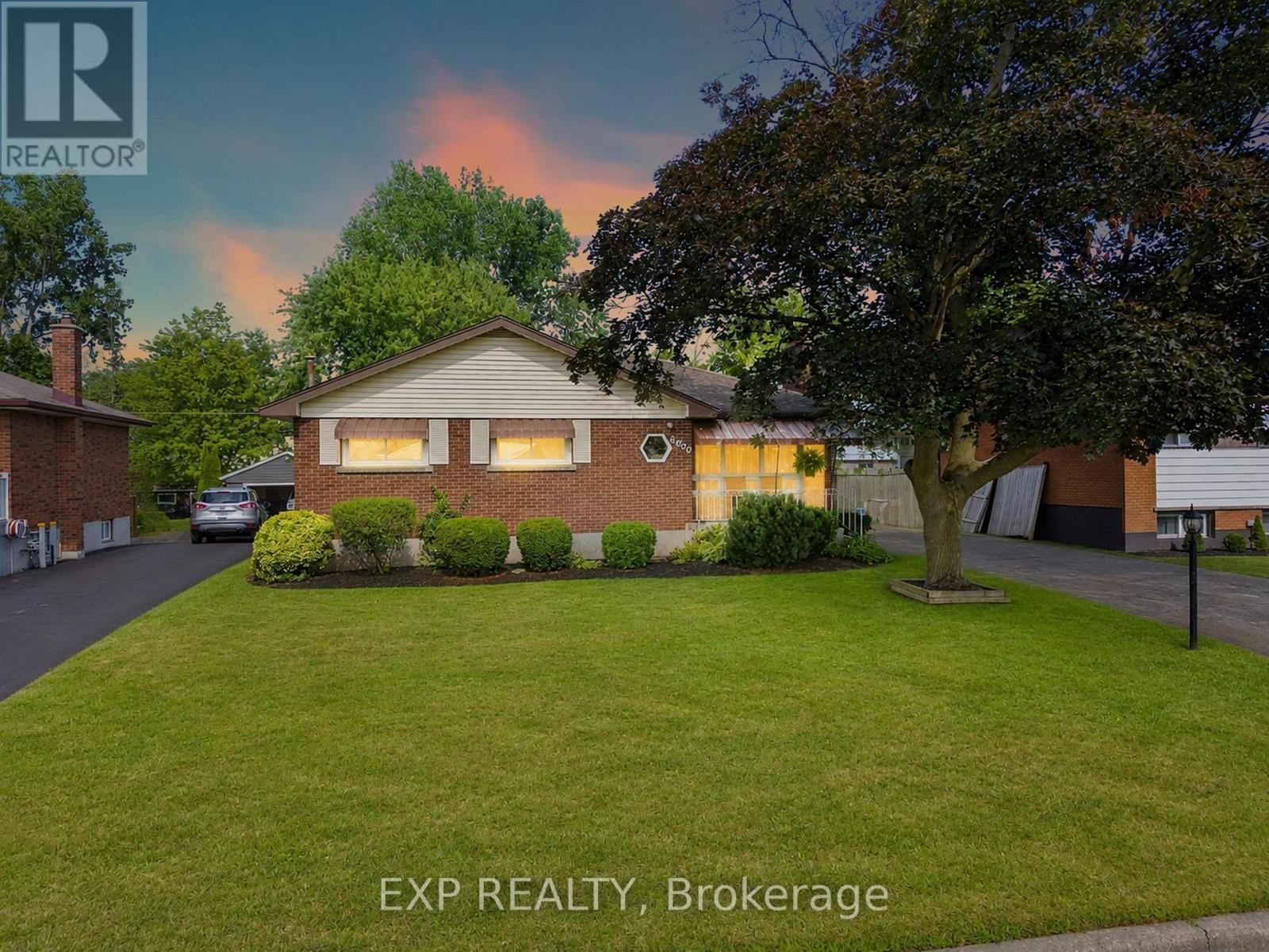 8800 Champlain Drive, Niagara Falls (Chippawa), ON - Outdoor