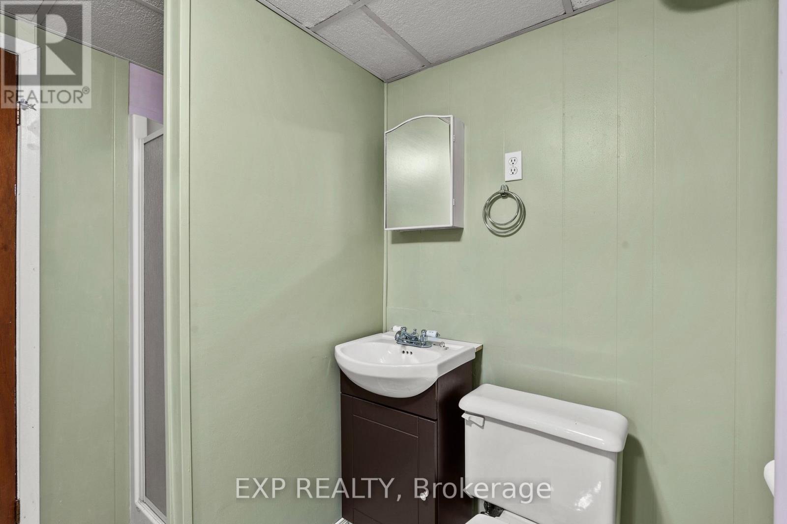 8800 Champlain Drive, Niagara Falls (Chippawa), ON - Indoor Photo Showing Bathroom