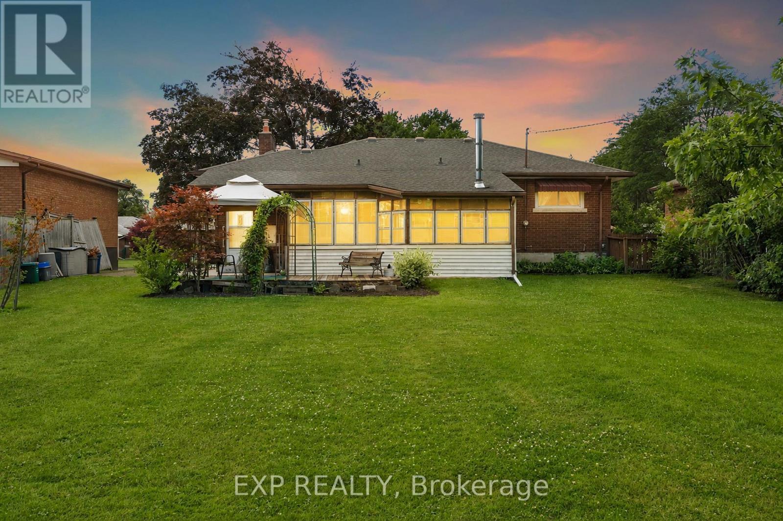 8800 Champlain Drive, Niagara Falls (Chippawa), ON - Outdoor