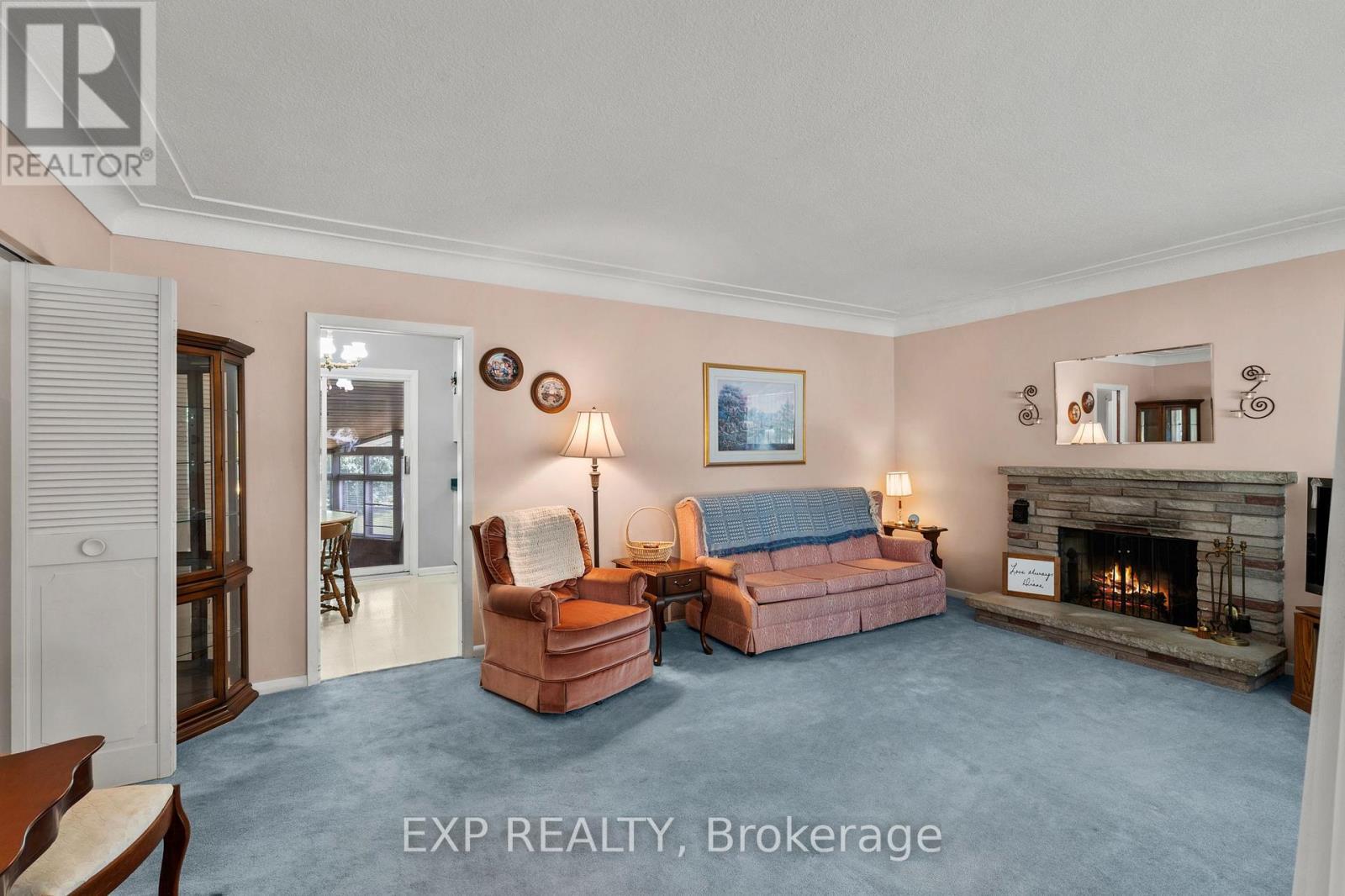 8800 Champlain Drive, Niagara Falls (Chippawa), ON - Indoor Photo Showing Living Room With Fireplace