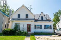 407 QUEEN STREET Petrolia, ON N0N 1R0