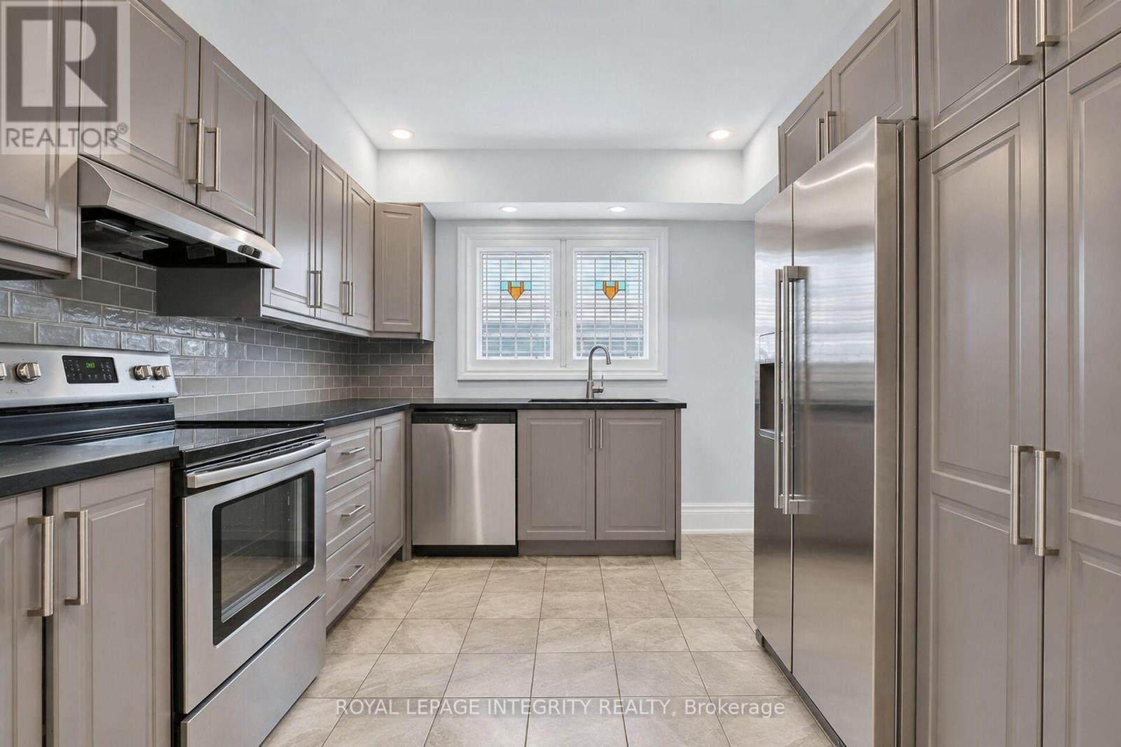 Tenant's belongings virtually removed - 84 Riverdale Avenue, Ottawa, ON - Indoor Photo Showing Kitchen With Stainless Steel Kitchen With Upgraded Kitchen
