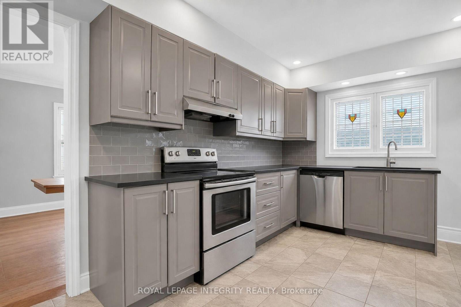 Tenant's belongings virtually removed - 84 Riverdale Avenue, Ottawa, ON - Indoor Photo Showing Kitchen With Stainless Steel Kitchen