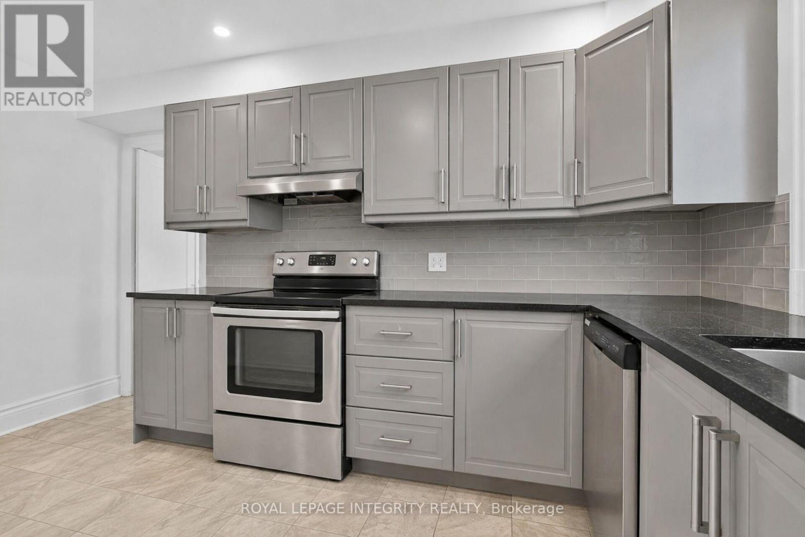 Tenant's belongings virtually removed - 84 Riverdale Avenue, Ottawa, ON - Indoor Photo Showing Kitchen With Stainless Steel Kitchen