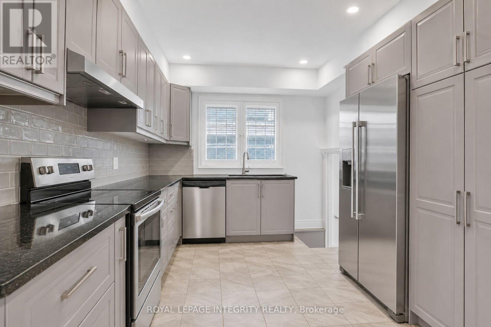 Tenant's belongings virtually removed - 84 Riverdale Avenue, Ottawa, ON - Indoor Photo Showing Kitchen With Stainless Steel Kitchen With Upgraded Kitchen