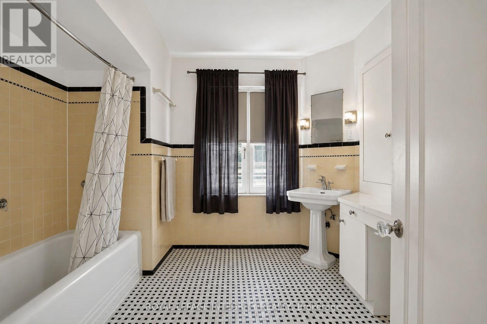 Tenant's belongings virtually removed - 84 Riverdale Avenue, Ottawa, ON - Indoor Photo Showing Bathroom
