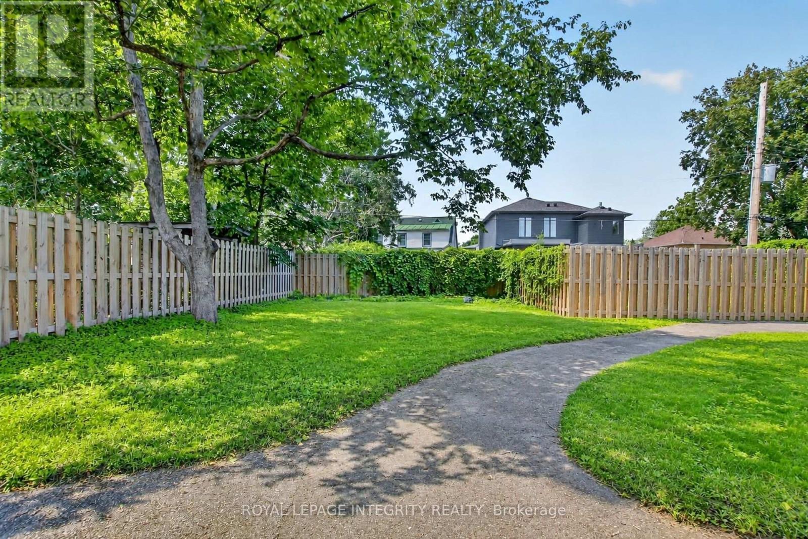 Tenant's belongings virtually removed - 84 Riverdale Avenue, Ottawa, ON - Outdoor