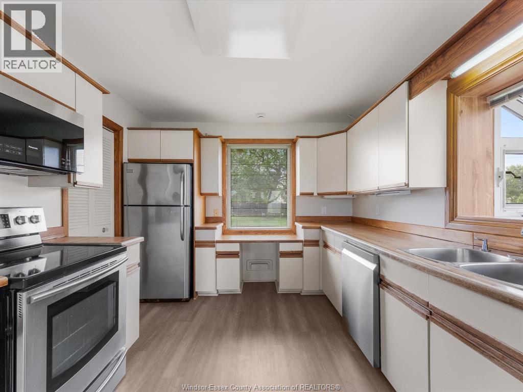 11506 Riverside, Windsor, ON - Indoor Photo Showing Kitchen With Double Sink