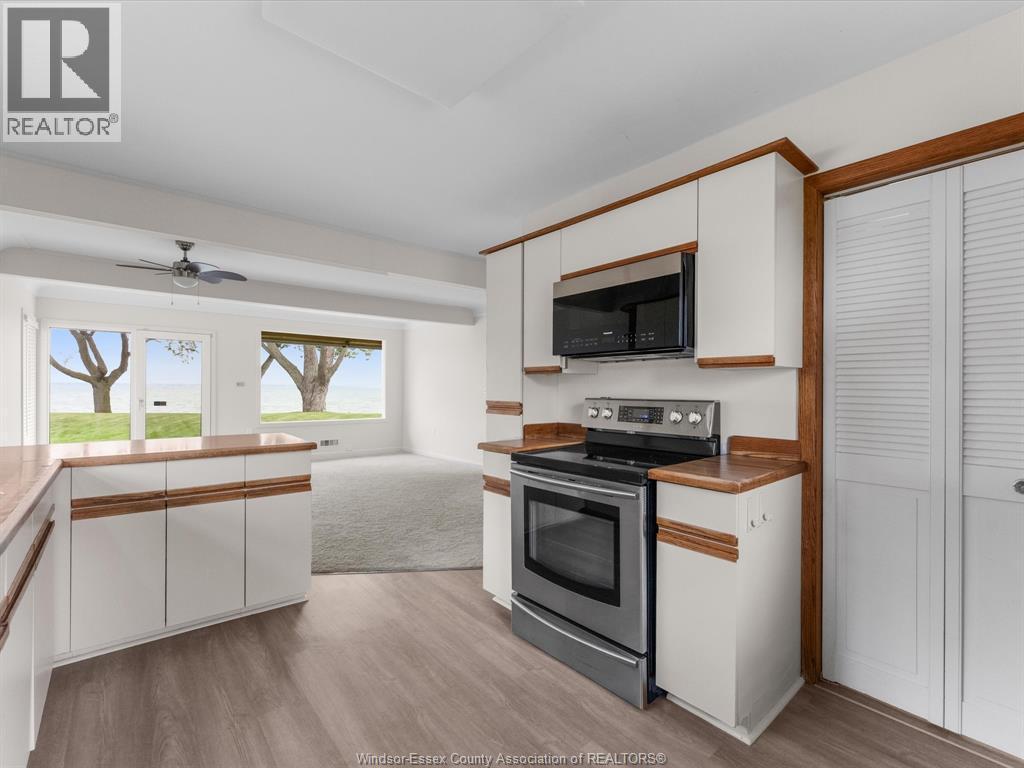 11506 Riverside, Windsor, ON - Indoor Photo Showing Kitchen