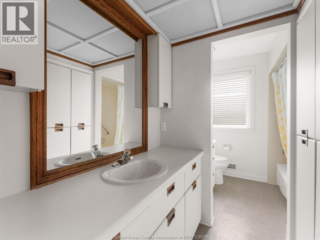 11506 Riverside, Windsor, ON - Indoor Photo Showing Bathroom