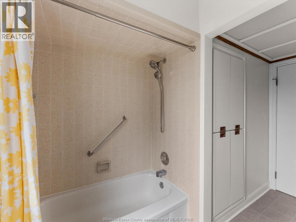 11506 Riverside, Windsor, ON - Indoor Photo Showing Bathroom