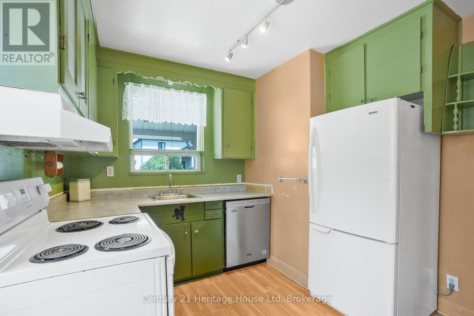 79 Anthony Road, Toronto (Downsview-Roding-Cfb), ON - Indoor Photo Showing Kitchen