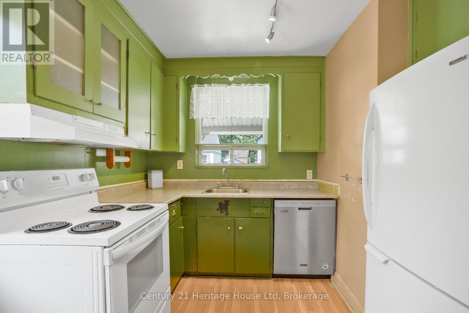 79 Anthony Road, Toronto (Downsview-Roding-Cfb), ON - Indoor Photo Showing Kitchen